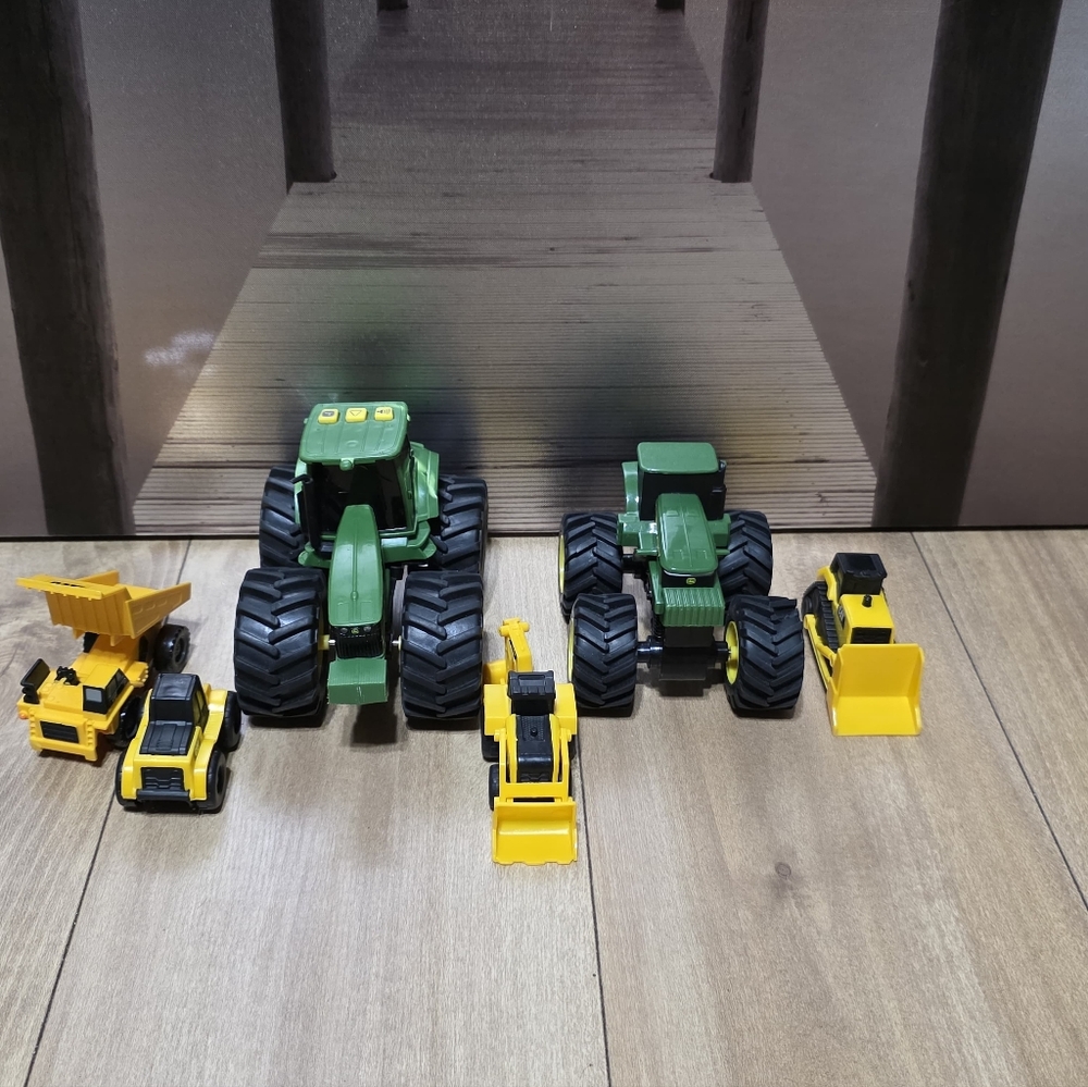 Green and Yellow Toy Construction Vehicle Set John Deere And Cat